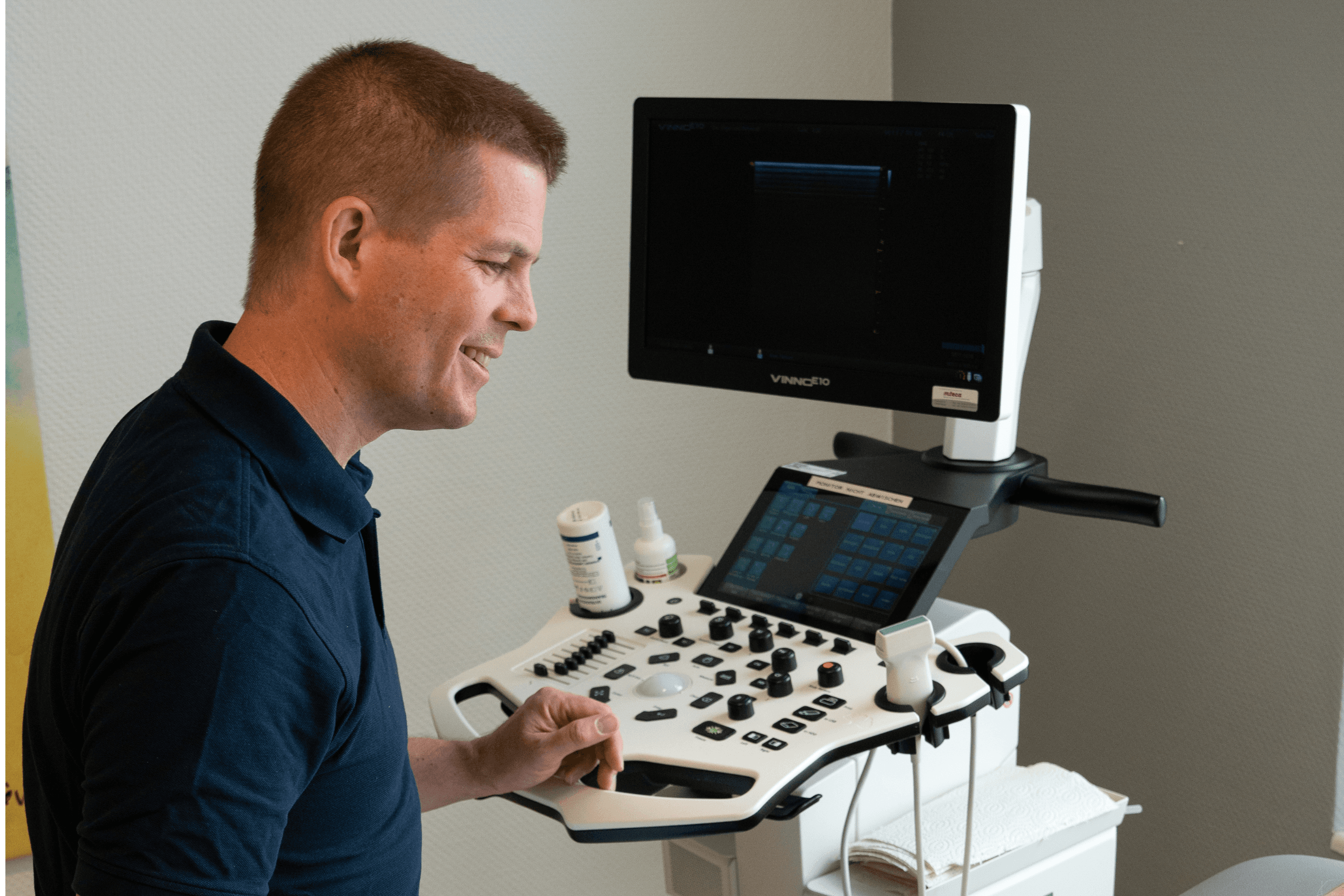 Dr. Christian Behrendt bei der Untersuchung