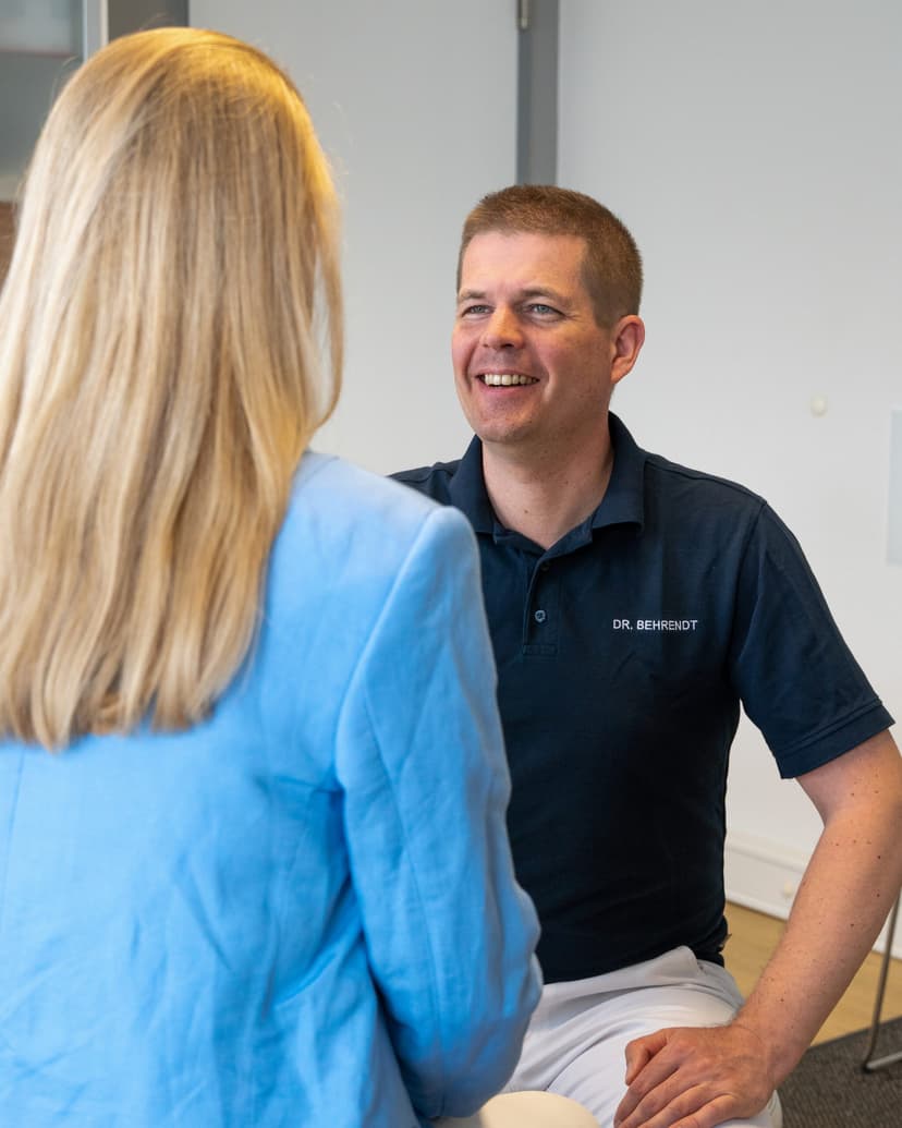 Dr. Christian Behrendt im Gespräch mit einer Patientin